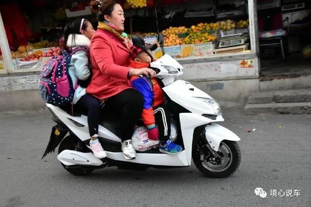 电动车换电瓶_电动电瓶换车怎么换_电动车换电瓶方便吗